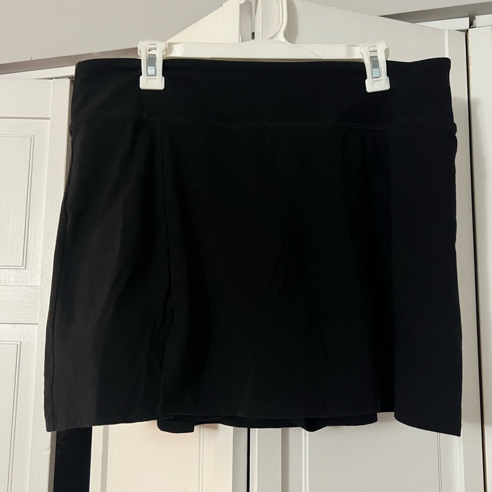 Black active skort